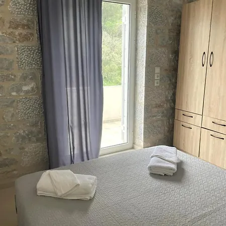 Panoramic View Of Laconic Sea Apartment