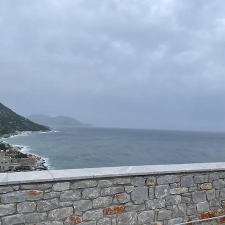 Panoramic View Of Laconic Sea Apartment
